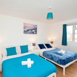 Stunning Four Bedroom House Close To Excel, O2 & With Free Parking Holiday home
