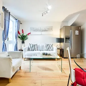 Destination Docklands Apartment